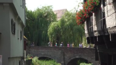 21 Temmuz 2024. Ulm, Almanya. Yazın güneşli havalarda Bavyera 'daki eski Avrupa kenti Ulm' un sokakları. Ulm 'un tarihi şehir merkezinde yürüyen insanlar. Eski şehir ve turistler gezip tozuyor