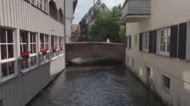 21 Temmuz 2024. Ulm, Almanya. Yazın güneşli havalarda Bavyera 'daki eski Avrupa kenti Ulm' un sokakları. Ulm 'un tarihi şehir merkezinde yürüyen insanlar. Eski şehir ve turistler gezip tozuyor