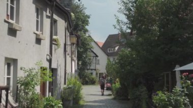 Ulm, Almanya. Yazın güneşli havalarda Bavyera 'daki eski Avrupa kenti Ulm' un sokakları. Ulm 'un tarihi şehir merkezinde yürüyen insanlar. Eski şehir ve turistler gezip tozuyor. 