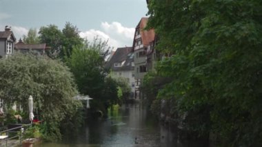 Ulm, Almanya. Yazın güneşli havalarda Bavyera 'daki eski Avrupa kenti Ulm' un sokakları. Ulm 'un tarihi şehir merkezinde yürüyen insanlar. Eski şehir ve turistler gezip tozuyor. 