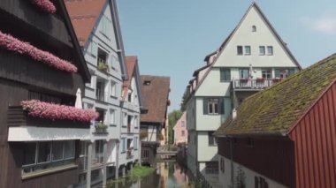 Ulm, Almanya. Yazın güneşli havalarda Bavyera 'daki eski Avrupa kenti Ulm' un sokakları. Ulm 'un tarihi şehir merkezinde yürüyen insanlar. Eski şehir ve turistler gezip tozuyor. 