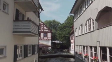 Ulm, Almanya. Yazın güneşli havalarda Bavyera 'daki eski Avrupa kenti Ulm' un sokakları. Ulm 'un tarihi şehir merkezinde yürüyen insanlar. Eski şehir ve turistler gezip tozuyor. 