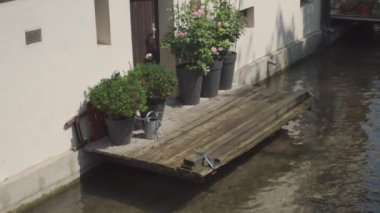 Ulm, Almanya. Yazın güneşli havalarda Bavyera 'daki eski Avrupa kenti Ulm' un sokakları. Ulm 'un tarihi şehir merkezinde yürüyen insanlar. Eski şehir ve turistler gezip tozuyor. 