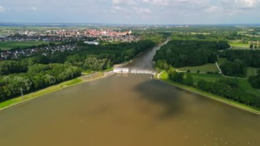 Faiminger Stausee damm Lauingen Donau Bayern, Deutschland Sommer Luftaufnahme. Yazın Almanya 'nın Bavyera eyaletinde yer alan Lauingen eyaletine bakan Faiminger Stausee barajının havadan görünüşü. Hidroelektrik santrali. 