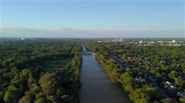 Stauwehr Muenchen, Bayern, Deutschland Luftaufnahme im Sommer. Almanya 'nın Münih' teki Isar Nehri 'ndeki baraj manzarası. İngiliz bahçesinin en üst manzarası ve Isar Nehri üzerindeki baraj.. 