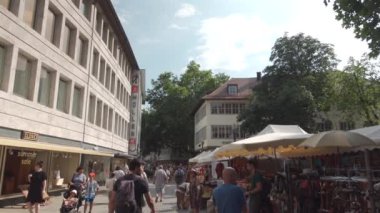 20 Temmuz 2024. Stuttgart, Almanya. İnsanlar Stuttgart 'ın şehir merkezinde yürüyüp güneşli günün tadını çıkarıyorlar. Turistler Stuttgart 'ın tarihsel kısmını görüp keşfediyorlar. Altstadt Stuttgart, Almanya. 