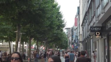 20 Temmuz 2024. Stuttgart, Almanya. İnsanlar Stuttgart 'ın şehir merkezinde yürüyüp güneşli günün tadını çıkarıyorlar. Turistler Stuttgart 'ın tarihsel kısmını görüp keşfediyorlar. Altstadt Stuttgart, Almanya. 