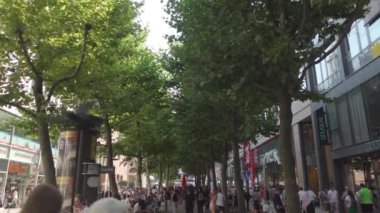 20 Temmuz 2024. Stuttgart, Almanya. İnsanlar Stuttgart 'ın şehir merkezinde yürüyüp güneşli günün tadını çıkarıyorlar. Turistler Stuttgart 'ın tarihsel kısmını görüp keşfediyorlar. Altstadt Stuttgart, Almanya. 