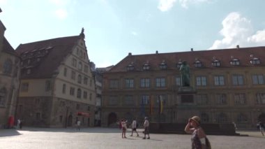 20 Temmuz 2024. Stuttgart, Almanya. İnsanlar Stuttgart 'ın şehir merkezinde yürüyüp güneşli günün tadını çıkarıyorlar. Turistler Stuttgart 'ın tarihsel kısmını görüp keşfediyorlar. Altstadt Stuttgart, Almanya. 