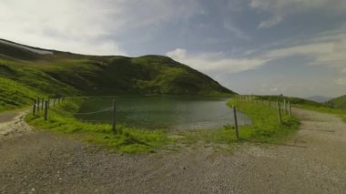 Riezler Alpsee yapay bir göl güzel bir dağ gölü Kanzelwand dağı ve Fellhorn. Gipfel Kanzelwand. Allgauer Alpen. Riezler Alpsee 'nin resimli görüntüsü, Solda Rote Asa, sağda Fellhorn 