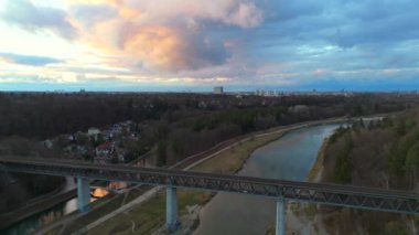 Grosshesseloher Brucke Münih 'teki Isar Nehri üzerinde, Almanya hava manzaralı. Isar Nehri üzerindeki Münih 'te iki katlı demiryolu ve yaya köprüsü. Eisenbahnbrucke. Bisiklet yolu rayların altından geçiyor.. 