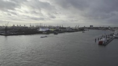 Elbphilharmonie gözlem güvertesinden Hamburg, Elbe Nehri 'ndeki liman manzarası. Kışın Hamburg limanı. Hamburg Endüstri Limanı. Küresel ticari nakliye tüzüğü lojistiği