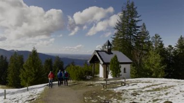 1 Mart 2024. Tegernsee, Almanya. Neureuth Kapelle am Tegernsee ilkbaharda karlı bir günde. Tegernsee Gölü 'nün yukarısındaki Neureuth Alp' in yanındaki küçük beyaz şapel. Dağın tepesinde küçük bir kilise.. 