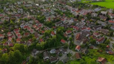 Ben Ammersee Luftaufnahme bei Sonnenuntergang 'ım. Almanya 'nın Bavyera şehrinde yaz günbatımında büyük Ammersee Gölü yakınlarında küçük bir Alman kasabası Herrsching' in havadan görünüşü. Ammer Gölü. 