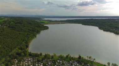 Pilsensee Pilsensee Bayern 'de, Seefeld' de, Hechendorf Deutschland Luftaufnahme 'de. Pilsensee Gölü 'nün havadan görünüşü Almanya' nın Münih yakınlarındaki Bavyera kentinde Ammer Gölü ile aynı göl alanını paylaştı.. 