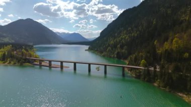 Sylvensteinsee Luftaufnahme im Sommer bei sonnigem Wetter. Sylvenstein konuşmacısı Lenggries Bayern, Deutschland Luftbildansicht. Sylvensteinstausee Bavyera, Almanya hava manzaralı. Isar Nehri 'ndeki rezervuar.. 
