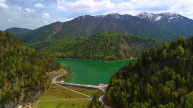 Staudamm am Sylvensteinhersee und der Sylvensteinsee, Bayern, Deutschland Lenggries 'de. Bavyera, Almanya 'da güneşli bir bahar gününde büyük bir baraj ve gözlem güvertesi Sylvensteinsee' de. 