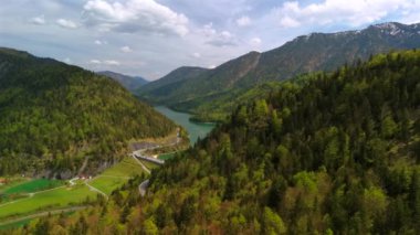 Staudamm am Sylvensteinhersee und der Sylvensteinsee, Bayern, Deutschland Lenggries 'de. Bavyera, Almanya 'da güneşli bir bahar gününde büyük bir baraj ve gözlem güvertesi Sylvensteinsee' de. 