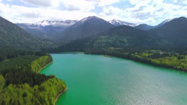 Sylvensteinsee Luftaufnahme im Sommer bei sonnigem Wetter. Sylvenstein konuşmacısı Lenggries Bayern, Deutschland Luftbildansicht. Sylvensteinstausee Bavyera, Almanya hava manzaralı. Isar Nehri 'ndeki rezervuar.. 