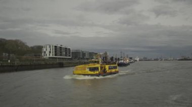 Hamburg, Almanya. Elbe Nehri üzerinde Hamburg 'a giden yolcu feribotu. Hamburg liman feribotu Waltershof. Kuzey Almanya 'da yolcu su taşımacılığı. Eine Elbfahre Almanya 'da