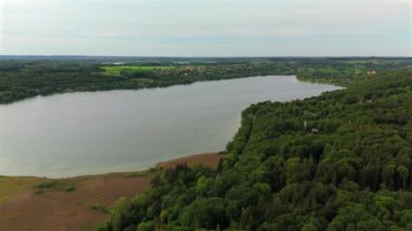 Pilsensee Pilsensee Bayern 'de, Seefeld' de, Hechendorf Deutschland Luftaufnahme 'de. Pilsensee Gölü 'nün havadan görünüşü Almanya' nın Münih yakınlarındaki Bavyera kentinde Ammer Gölü ile aynı göl alanını paylaştı.. 