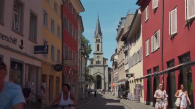 27 Temmuz 2024. Konstanz, Almanya. Turistler yazın Konstanz am Bodensee 'de eski kasabadan geçerler. Altstadt Konstanz, Deutschland 'da mimariyi araştıran antik kentte dolaşan insanlar. 