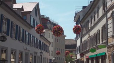 27 Temmuz 2024. Konstanz, Almanya. Turistler yazın Konstanz am Bodensee 'de eski kasabadan geçerler. Altstadt Konstanz, Deutschland 'da mimariyi araştıran antik kentte dolaşan insanlar. 