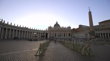 Vatikan Şehri, İtalya. Papa See. Vatikan Şehri Eyaleti. Saint Peters Meydanı manzarası. Citta del Vaticano 'da. Saint Peters Bazilikası ve Street Via della Conciliazione ve biraz turist.. 