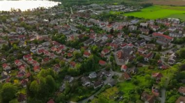 Ben Ammersee Luftaufnahme bei Sonnenuntergang 'ım. Almanya 'nın Bavyera şehrinde yaz günbatımında büyük Ammersee Gölü yakınlarında küçük bir Alman kasabası Herrsching' in havadan görünüşü. Ammer Gölü. 