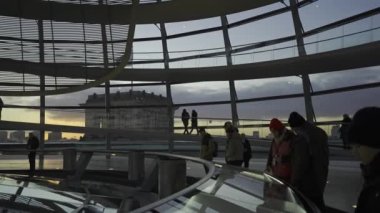 27 Aralık 2023. Berlin, Almanya. Şafakta Reichstag cam kubbesi. Gün batımında Berlin 'deki Bundestag' ın cam kubbesinin içindeki sarmal geçit. Kuppel und Dachterrasse des Reichstagsgebaudes