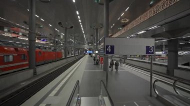 24 Aralık 2023. Berlin, Almanya. Berlin hauptbahnhof gleis. Berlin Merkez İstasyonu içerideki platformda. Merkez demiryolu terminali demiryolu hattının içinde. Rayların demiryolu deposu görüntüsü. 