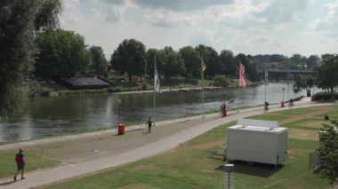 21 Temmuz 2024. Ulm, Almanya. İnsanlar yaz aylarında Almanya 'nın Bavyera kentindeki Ulm kentinde Tuna Nehri kıyısında bisiklet sürüyor, geziyor ve dinleniyorlar. Ulm 'da Sommerliches Ufer ve Donau