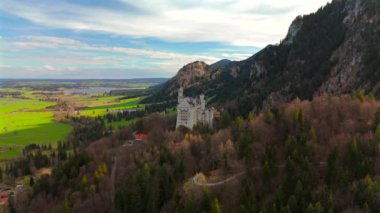 Konigsschloss Neuschwanstein, Bayern, Allgau, Deutschland. Neuschwanstein Şatosu Bavyera, Fussen, Almanya. Gün doğumunda Bavyera Alpleri 'nin arka planındaki kalenin ön görüntüsü. Bavyera Kralı Ludwig 2 Kalesi