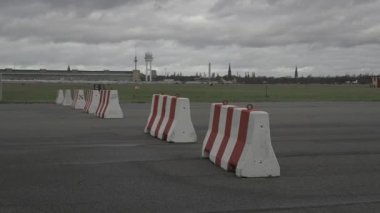 Berlin, Almanya. Flughafen Berlin-Tempelhof. Kullanılmayan eski havaalanı halka açık alana dönüştürüldü. İnsanlar Tempelhofer Feld 'de boş pistlerde yürüyor, bisiklete biniyor. Tempelhofer Feld. 