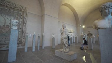 14 Ocak 2024. Münih, Almanya. Innenraum Glyptothek und Ausstellungen im Inneren in Munchen am Konigsplatz, Deutschland. Munchener Glyptothek. Glyptothek Münih antik heykel koleksiyonu. 