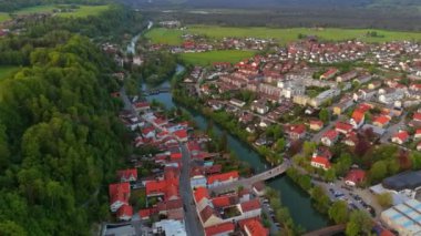 Luftbild der bayerischen Stadt Wolfratshausen und Loisach-Isar-Kanal in Deutschland bei Sonnenuntergang im Sommer. Yukarı Bavyera 'daki Wolfratshausen kasabası ve Almanya' daki nehir manzarası. 