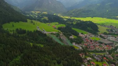 Schattenberg Skistadion, Oberstdorf, Deutschland Luftaufnahme 'de. Orlen Arena Oberstdorf Allgau. Almanya 'nın Bavyera kentindeki kayakla atlama stadyumunda. Skisprungstadion am Schattenberg Allgauer Alpen 'de