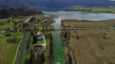 Kochel am See ein Dorf im oberbayerischen Landkreis Bad Tolz-Wolfratshausen. Kochelsee Gölü, Bavyera, Almanya. Bavyera 'da tatil teması. Güneşli hava manzaralı güzel kristal berrak göl. 