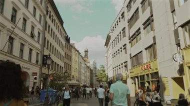 11 Temmuz 2024. Münih, Almanya. Sendlinger Strasse caddesi şehir merkezinde Muenchen Meydanı 'na giden mağazaları ve restoranları olan yaya caddesi. Yazın Münih 'in göbeğinde yürüyüş güvertesi. 