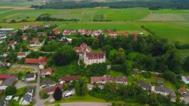 Schloss Haunsheim in Haunsheim im Landkreis Dillingen an der Donau in Deutschland Luftaufnahme. Haunsheim Kalesi ve Bavyera, Almanya 'da İngiliz tarzı hava manzarası. Neogotik stil. 