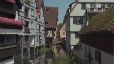 21 Temmuz 2024. Ulm, Almanya. Yazın güneşli havalarda Bavyera 'daki eski Avrupa kenti Ulm' un sokakları. Ulm 'un tarihi şehir merkezinde yürüyen insanlar. Eski şehir ve turistler gezip tozuyor