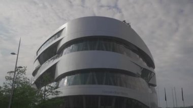 21 Temmuz 2024. Stuttgard, Almanya. Mercedes-Benz Müzesi Aussenansicht Stuttgart, Baden-Wurttemberg, Deutschland. Yazın Mercedes-Benz Müzesi dış görünüşü. Mercedes-Benz Welt. 