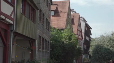 21 Temmuz 2024. Ulm, Almanya. Yazın güneşli havalarda Bavyera 'daki eski Avrupa kenti Ulm' un sokakları. Ulm 'un tarihi şehir merkezinde yürüyen insanlar. Eski şehir ve turistler gezip tozuyor