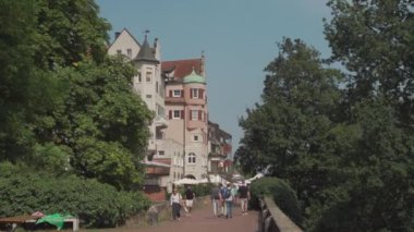 21 Temmuz 2024. Ulm, Almanya. Yazın güneşli havalarda Bavyera 'daki eski Avrupa kenti Ulm' un sokakları. Ulm 'un tarihi şehir merkezinde yürüyen insanlar. Eski şehir ve turistler gezip tozuyor