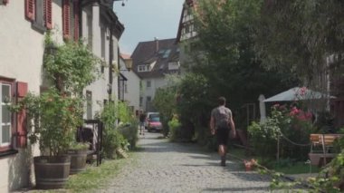 Ulm, Almanya. Yazın güneşli havalarda Bavyera 'daki eski Avrupa kenti Ulm' un sokakları. Ulm 'un tarihi şehir merkezinde yürüyen insanlar. Eski şehir ve turistler gezip tozuyor. 