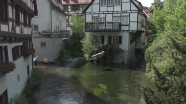 21 Temmuz 2024. Ulm, Almanya. Yazın güneşli havalarda Bavyera 'daki eski Avrupa kenti Ulm' un sokakları. Ulm 'un tarihi şehir merkezinde yürüyen insanlar. Eski şehir ve turistler gezip tozuyor