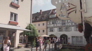 21 Temmuz 2024. Ulm, Almanya. Yazın güneşli havalarda Bavyera 'daki eski Avrupa kenti Ulm' un sokakları. Ulm 'un tarihi şehir merkezinde yürüyen insanlar. Eski şehir ve turistler gezip tozuyor