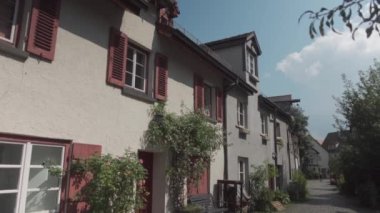 Ulm, Almanya. Yazın güneşli havalarda Bavyera 'daki eski Avrupa kenti Ulm' un sokakları. Ulm 'un tarihi şehir merkezinde yürüyen insanlar. Eski şehir ve turistler gezip tozuyor. 