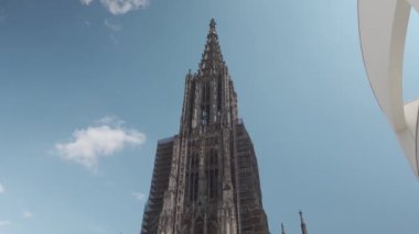 21 Temmuz 2024. Ulm, Almanya. Ulm şehrinin Ulm Minster ya da Katedrali güneşli yaz havasında manzaranın dışında. Ulmer Munster dış görünüş. Ulm 'da Muenster Unserer Lieben Frau Stadtkirche. 