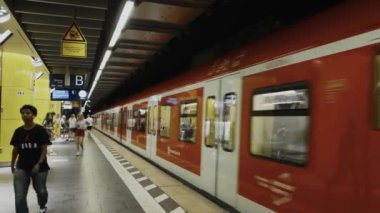 11 Temmuz 2024. Münih, Almanya. Münih Bayern 'de Rosenheimer Platz Haltestelle. S-Bahnhof Muenchen Rosenheimer Platz. S-Bahnh Rosenheimer Platz. Banliyö tren istasyonundaki yolcular. 